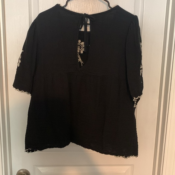 XXL Black & White flowy floral top from old navy - Picture 7 of 8